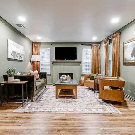 Fort Worth Cottage Retreat