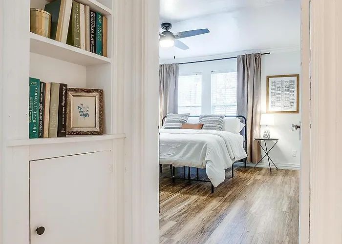 Worth L 2 Bed With King & Queen L Walking Distance Will Rogers Holiday home Fort Worth